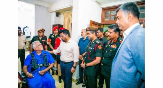 ජනපති මිහිඳු සෙත්මැදුරෙහි සෙබළුන්ගේ සුවදුක් විමසයි